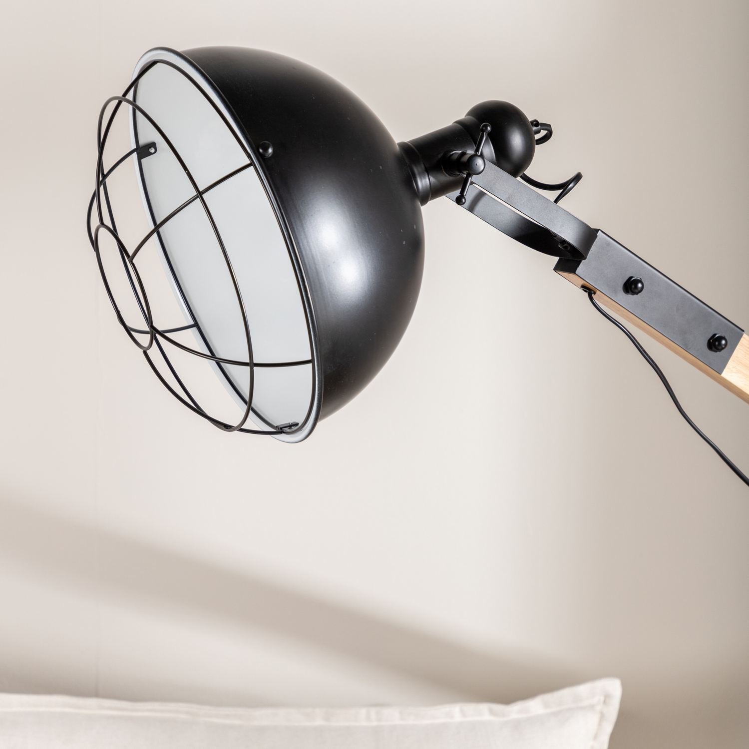 Golvlampa Venture Home Kick