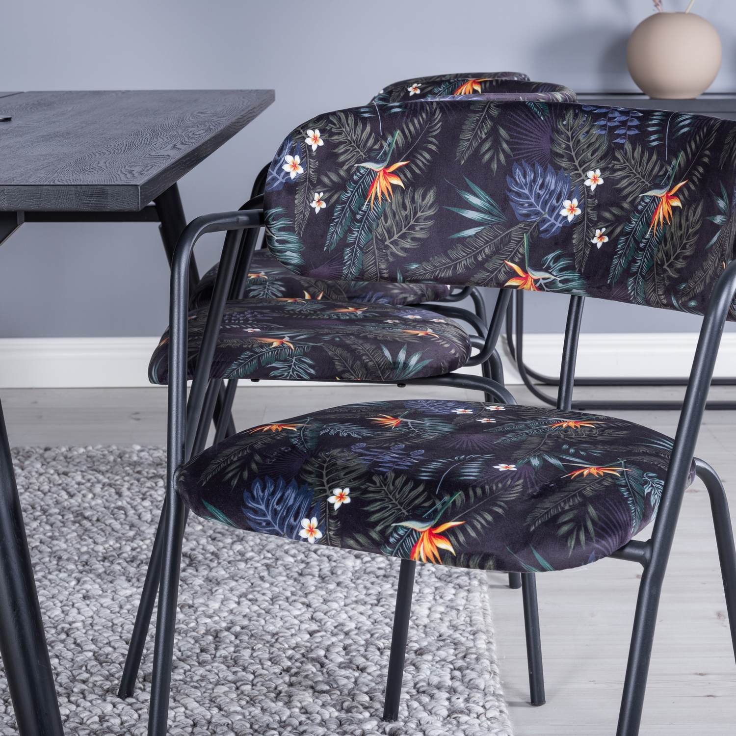 Matgrupp Venture Home Salt med 6 Aris Karmstolar