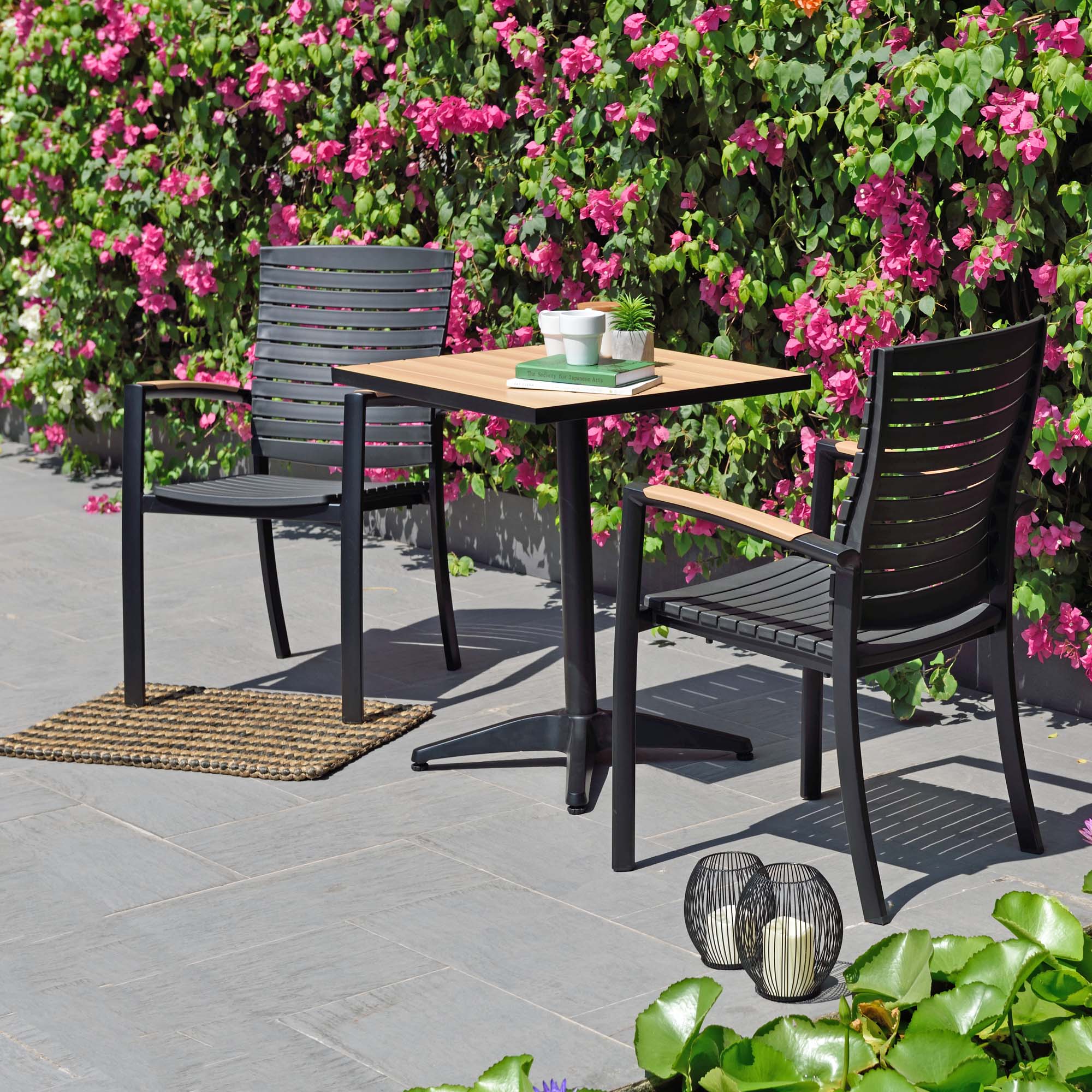 Caféset LifestyleGarden Panama 2x stapelbara karmstolar & bistrobord