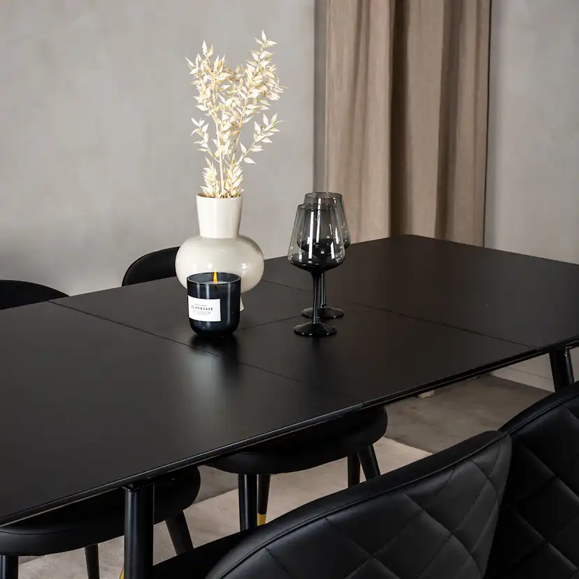 Matgrupp Venture Home Silvia med Iläggsskiva och 4 Valentina Stolar Konstläder