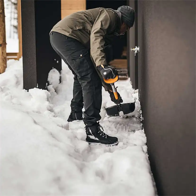 Snöskyffel Fiskars X-Series