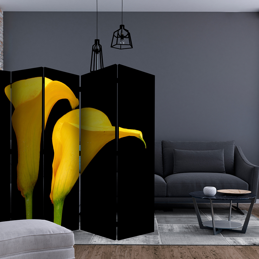 Rumsavdelare Arkiio Two Yellow Calla Flowers On A Black Background II 225x172 cm