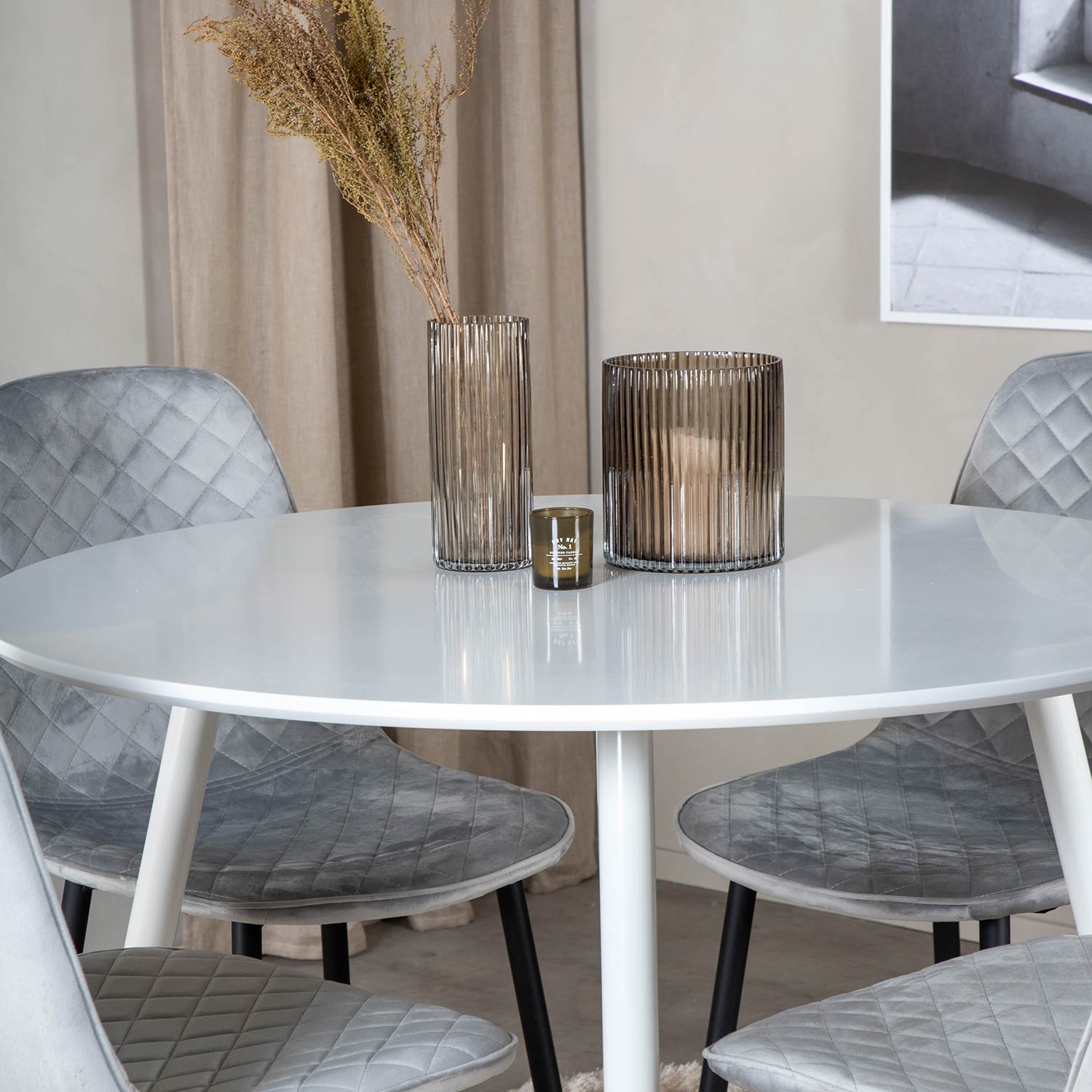 Plaza Round Table-White top/Polar Diamond Chair-gråVelvet_4 Vit/Grå/Svart