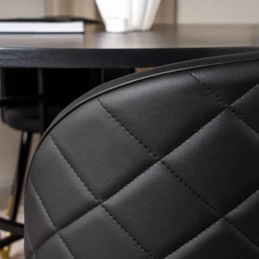 Matgrupp furniture/fashion Copenhagen med 6 Valentina Konstläder Stolar