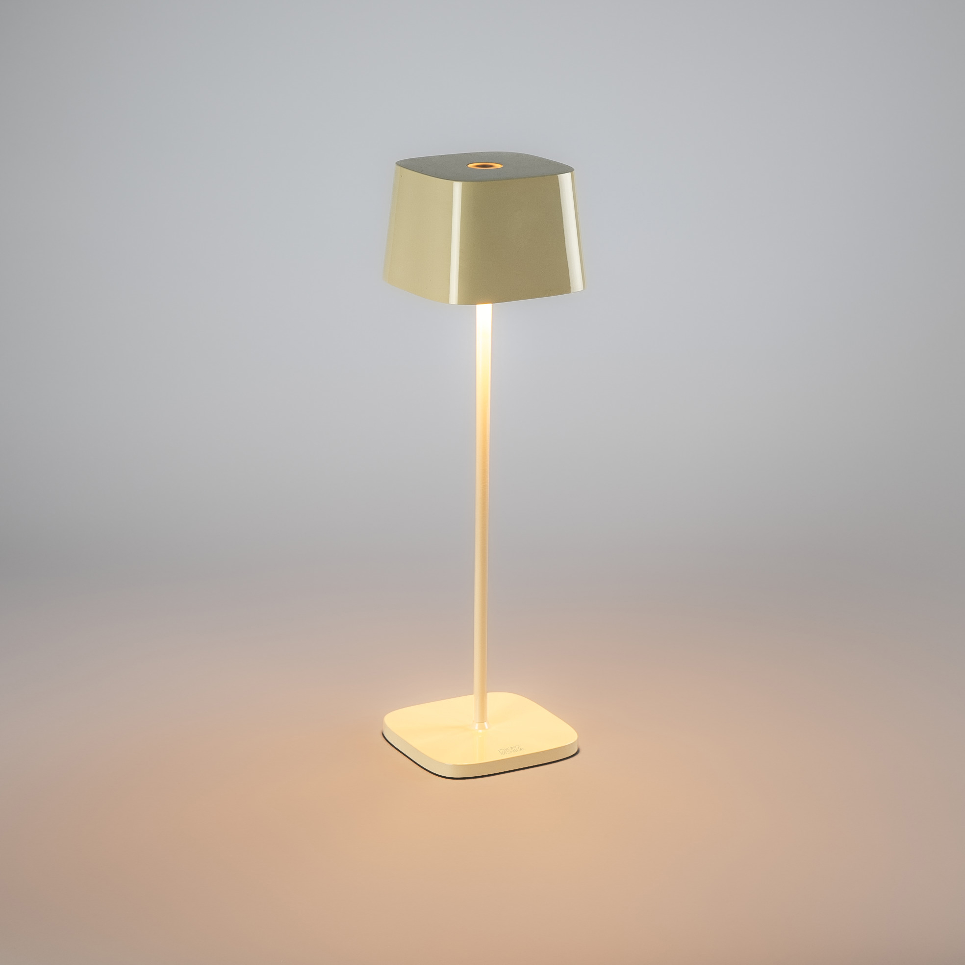 Portabel Lampa Gnosjö Konstsmide Capri Bordslampa USBxGräddvit