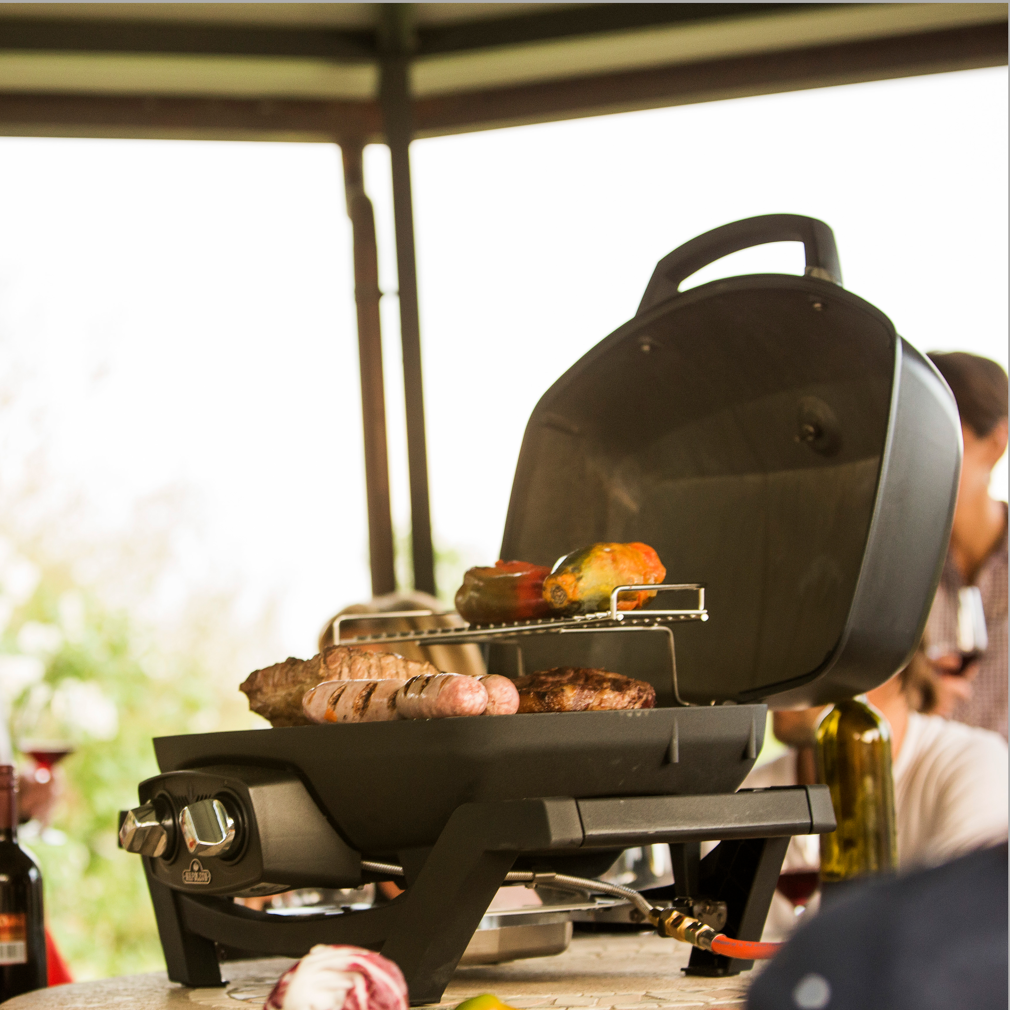 Gasolgrill Napoleon PRO285 Bärbar med Dubbla Brännare & JETFIRE-Tändning