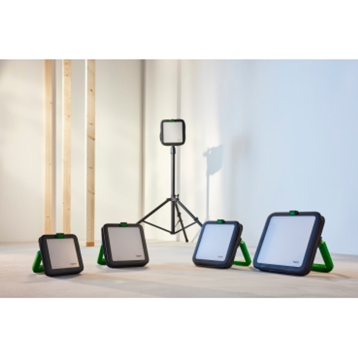 Arbetslampa Schneider Electric Thorsman LED 4000K IP54 med USB A+C och Schuko-uttag