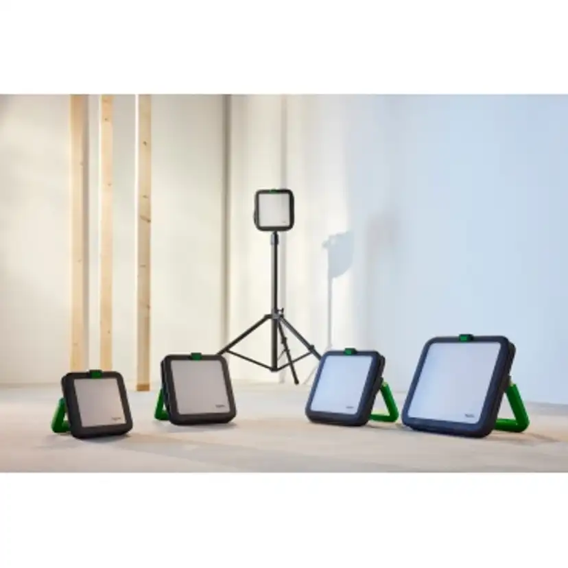 Arbetslampa Schneider Electric Thorsman LED 4000K IP54 med USB A+C och Schuko-uttag
