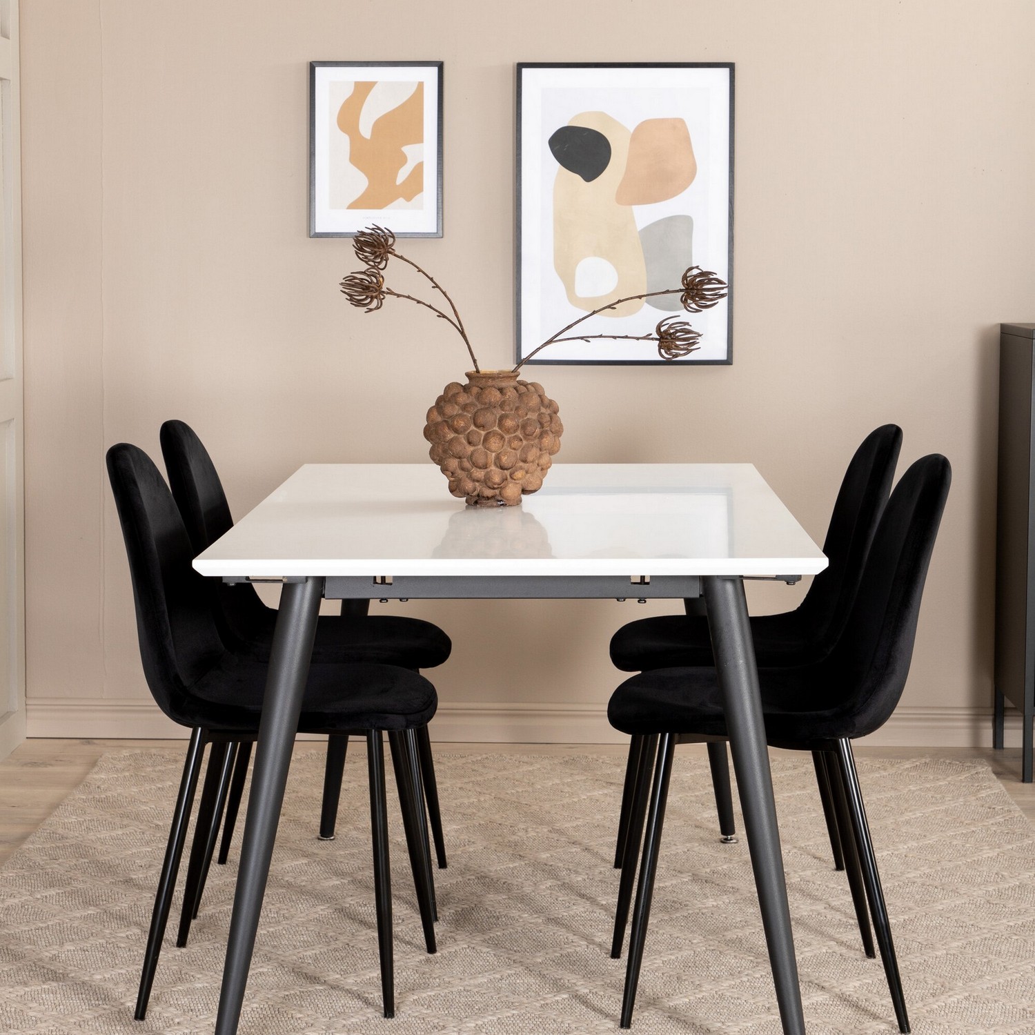 Matgrupp Venture Home Jolie med 4 Pobbie Stolar Metall