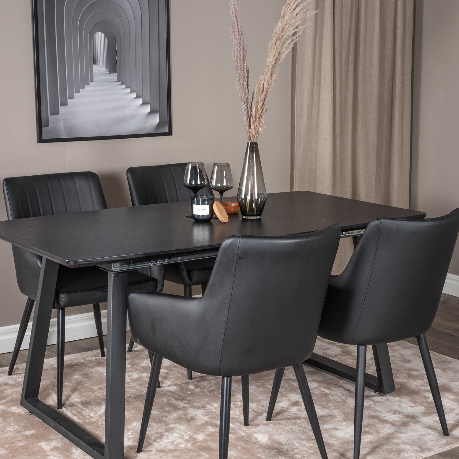 Matgrupp Venture Home Ina med 4 Corina Stolar Konstläder