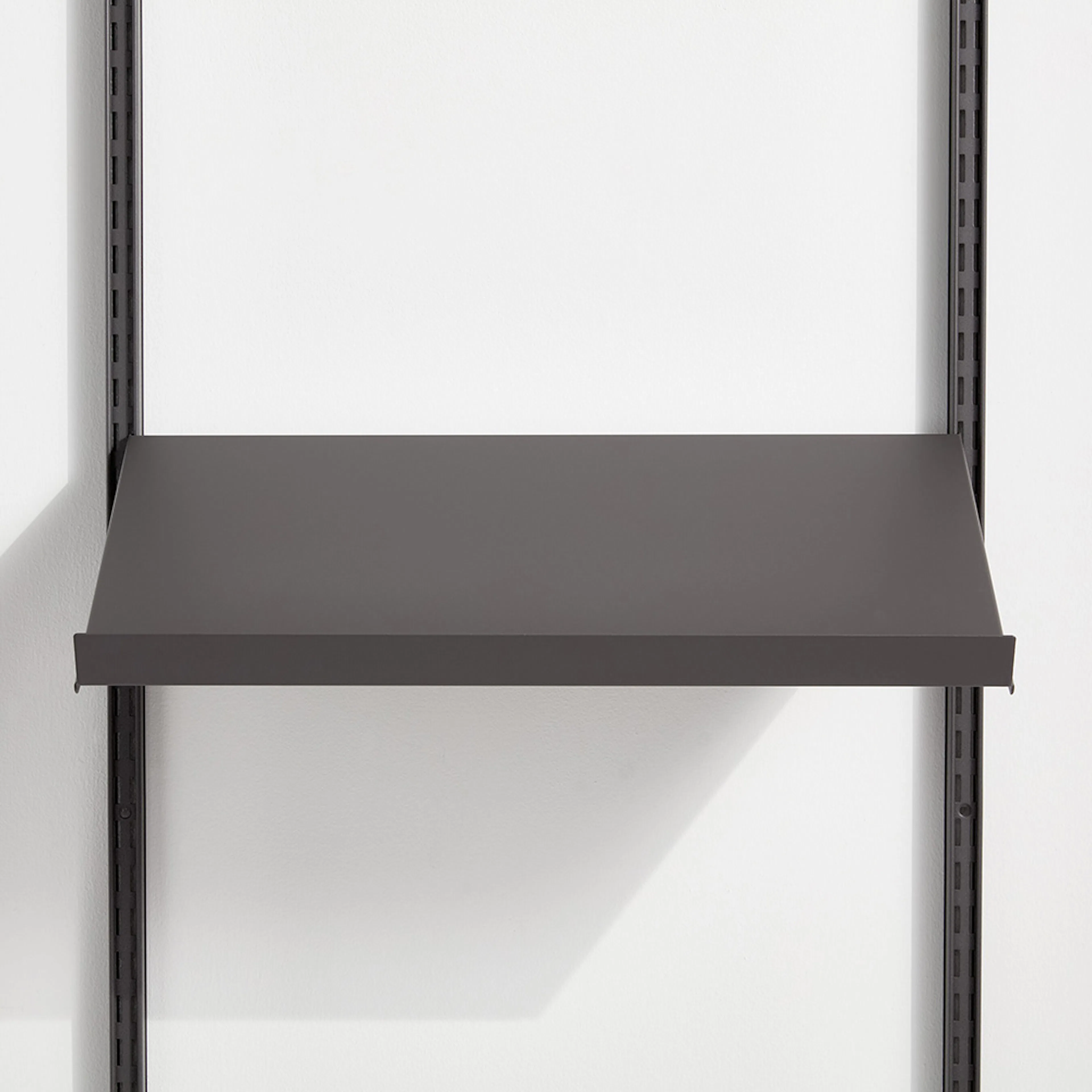 Lutande Hylla Elfa Décor+ B: 60