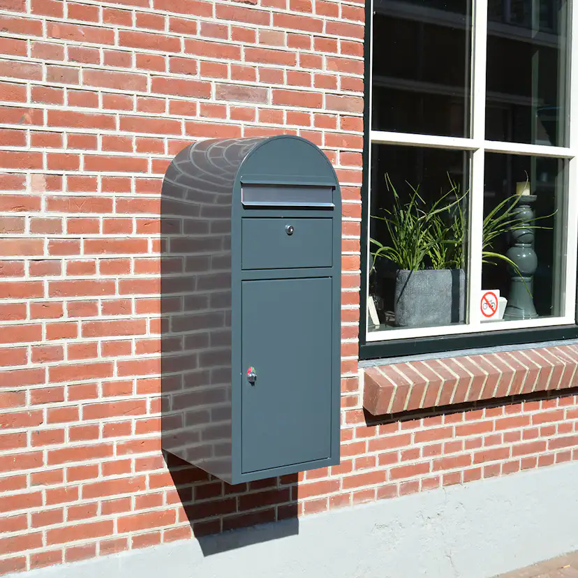 Bobi Cargo RAL 7016 grey with stainless steel letterplate Grå