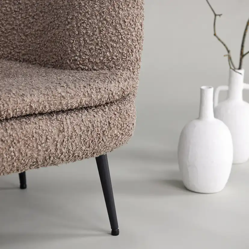 Fåtölj Vind Nordkoster Mörkbeige Teddytyg & Ben i Svart Stål