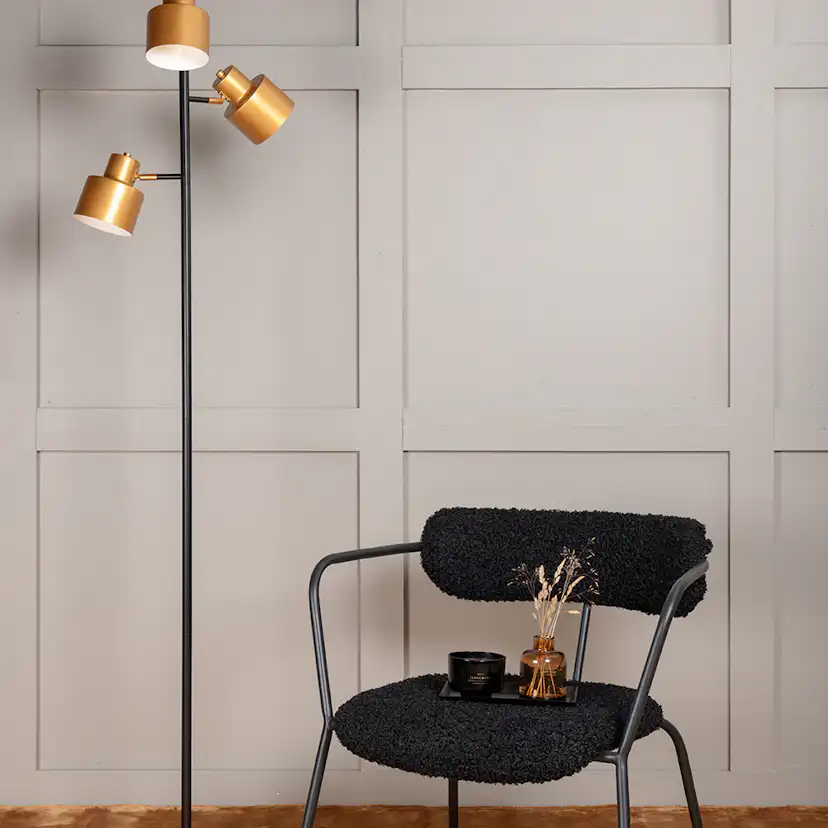 Vifta är en nätt och stilren golvlampa från Venture Home med 3 ljuskällor. Lampan kräver enklare montering.