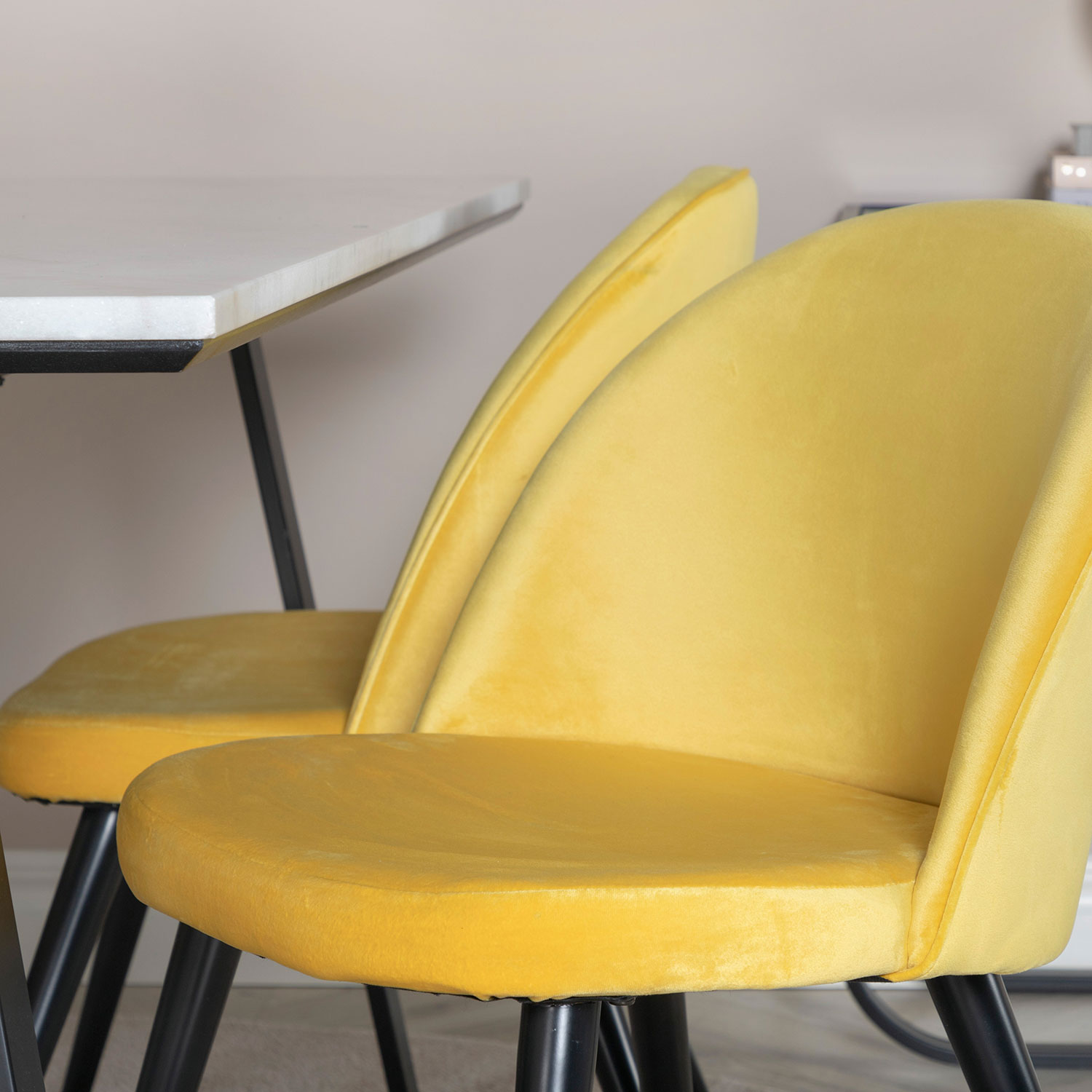 Matgrupp Venture Home Estelle med 4 Velvet stolar