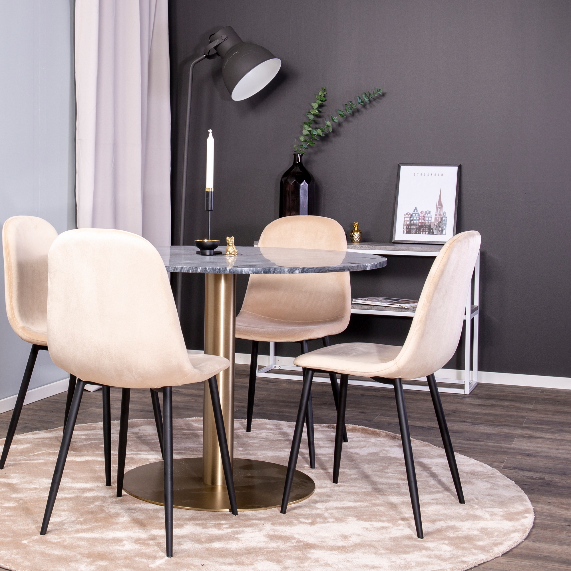 Estelle runt Matbord - Borstad Mässing / Svart marmor - ø106 Svart Bord med Mässingsben, Beige Stol med Svarta Ben