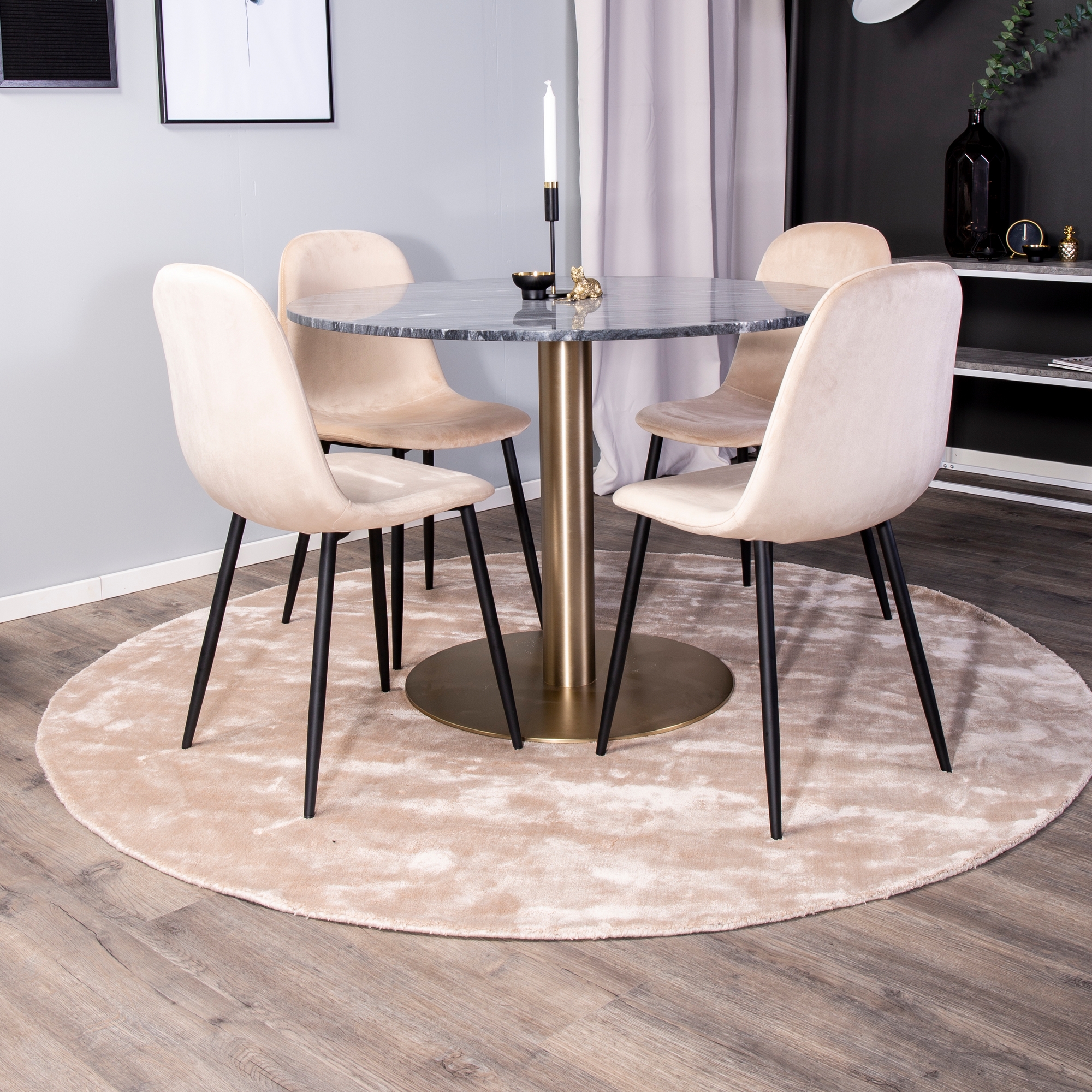 Estelle runt Matbord - Borstad Mässing / Svart marmor - ø106 Svart Bord med Mässingsben, Beige Stol med Svarta Ben