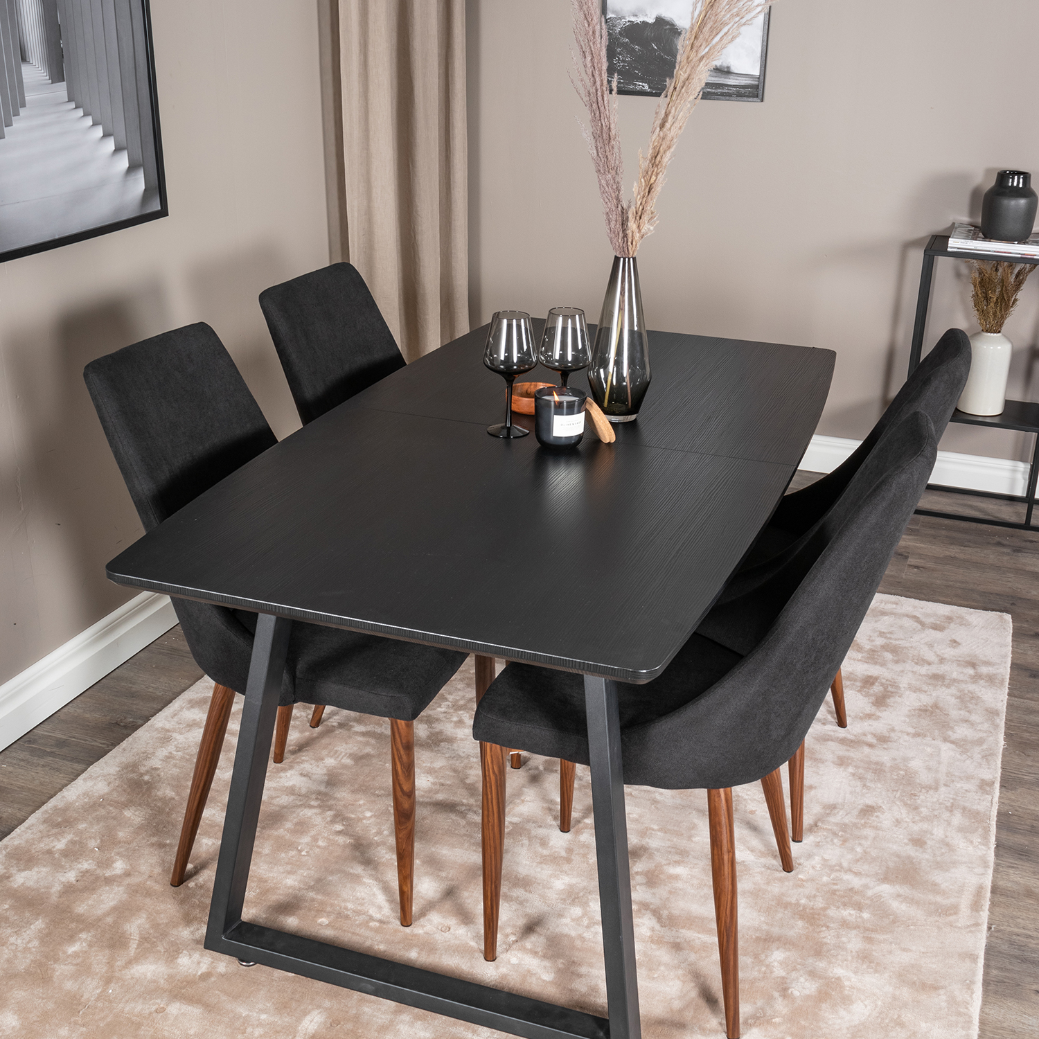 Matgrupp Venture Home Ina med 4 Laura Stolar