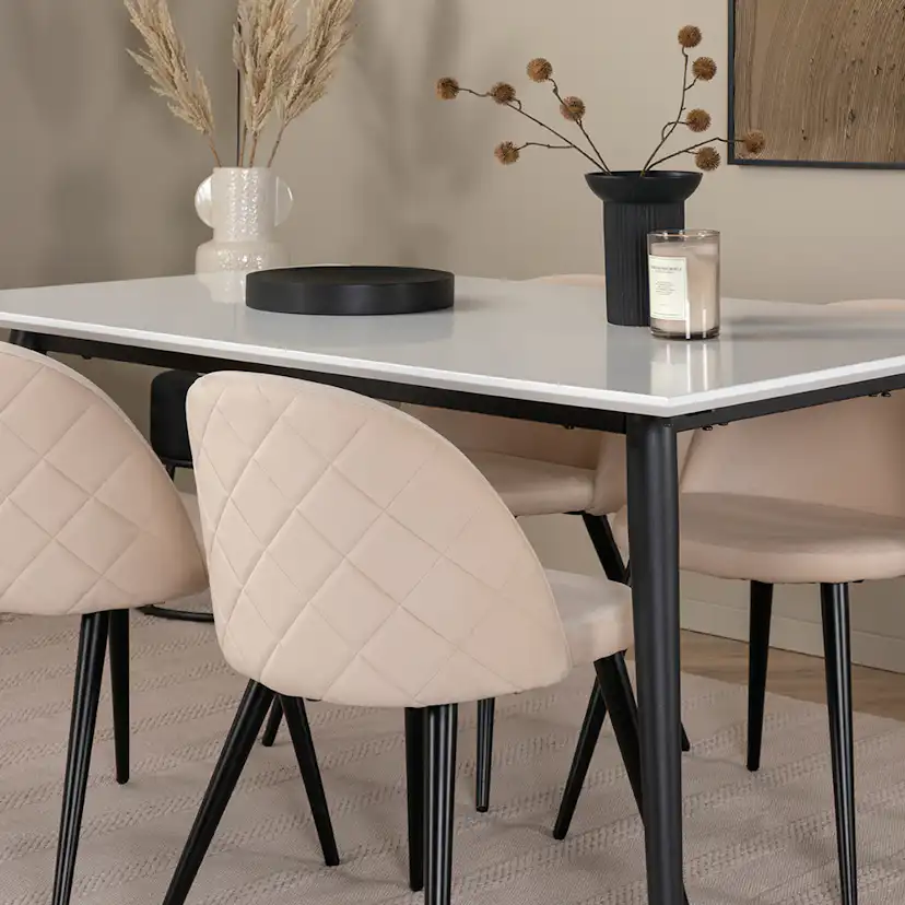 Matgrupp Venture Home Jolie med 4 Valentina Stitcthes Stolar Sammet