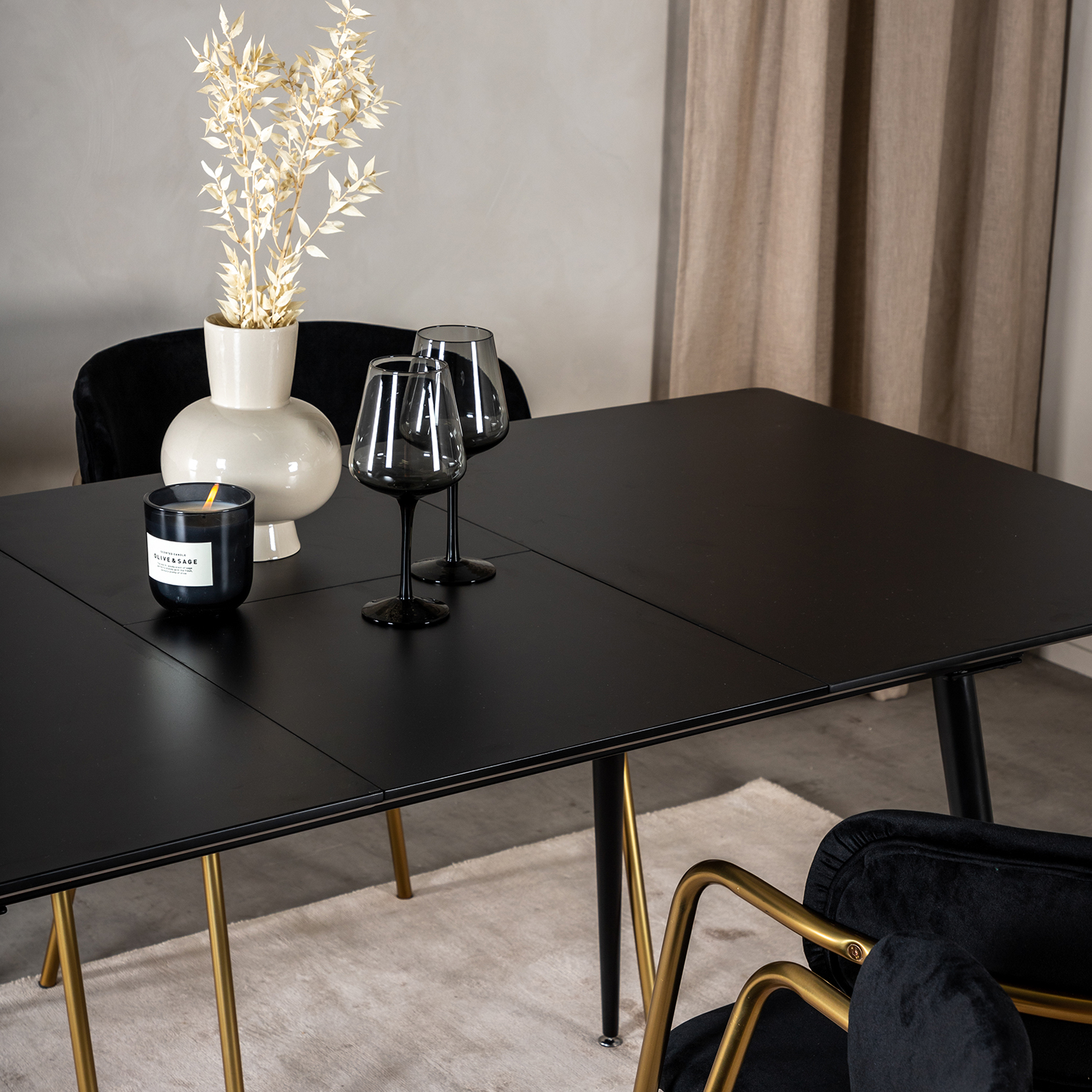 Matgrupp Venture Home Silvia med Iläggsskiva och 4 Aris Karmstolar