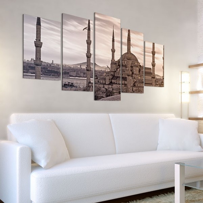 Tavla Arkiio Mosque On Near East