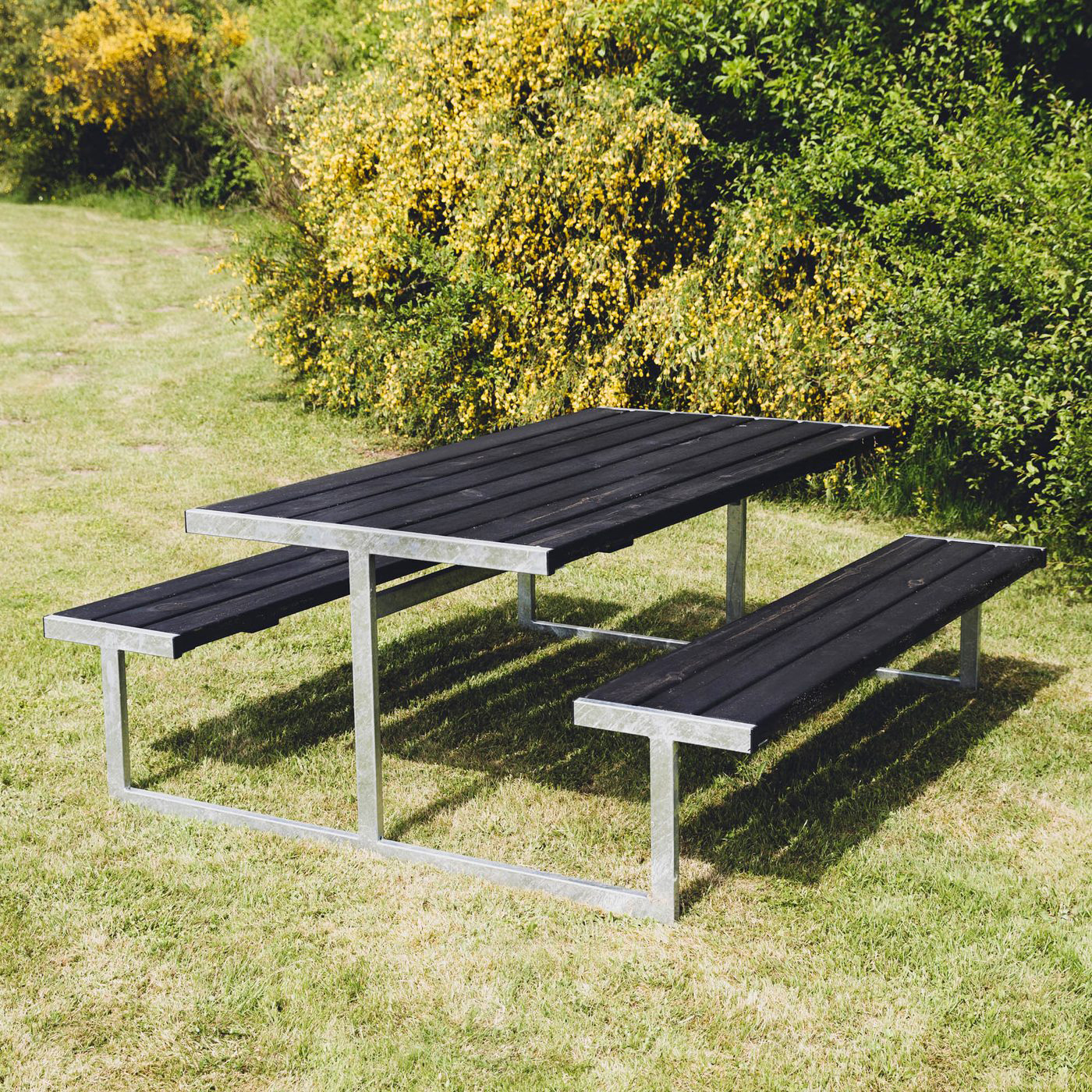 Bänkbord Hortus Loke, Svart Picknickbord i Trä med Stålram