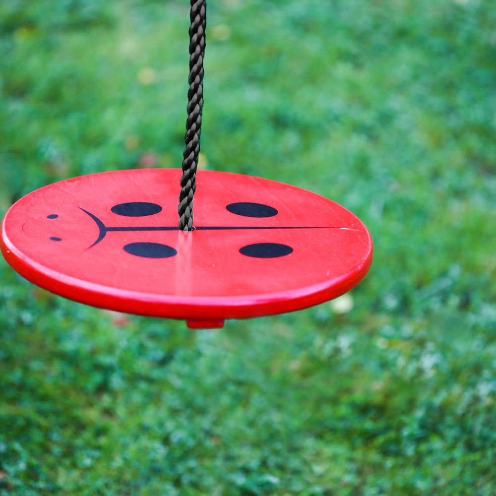 Gunga Nyckelpiga röd/svart 30x30x1,8cm rep=180cm FSC (A)