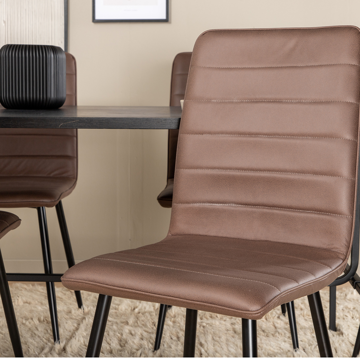 Matgrupp Venture Home Chicago matbord och Walerina matstol Svart