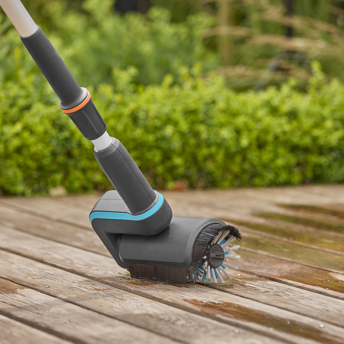 Altantvättset Gardena Batteridriven AquaBrush inkl. Batteri & Laddare