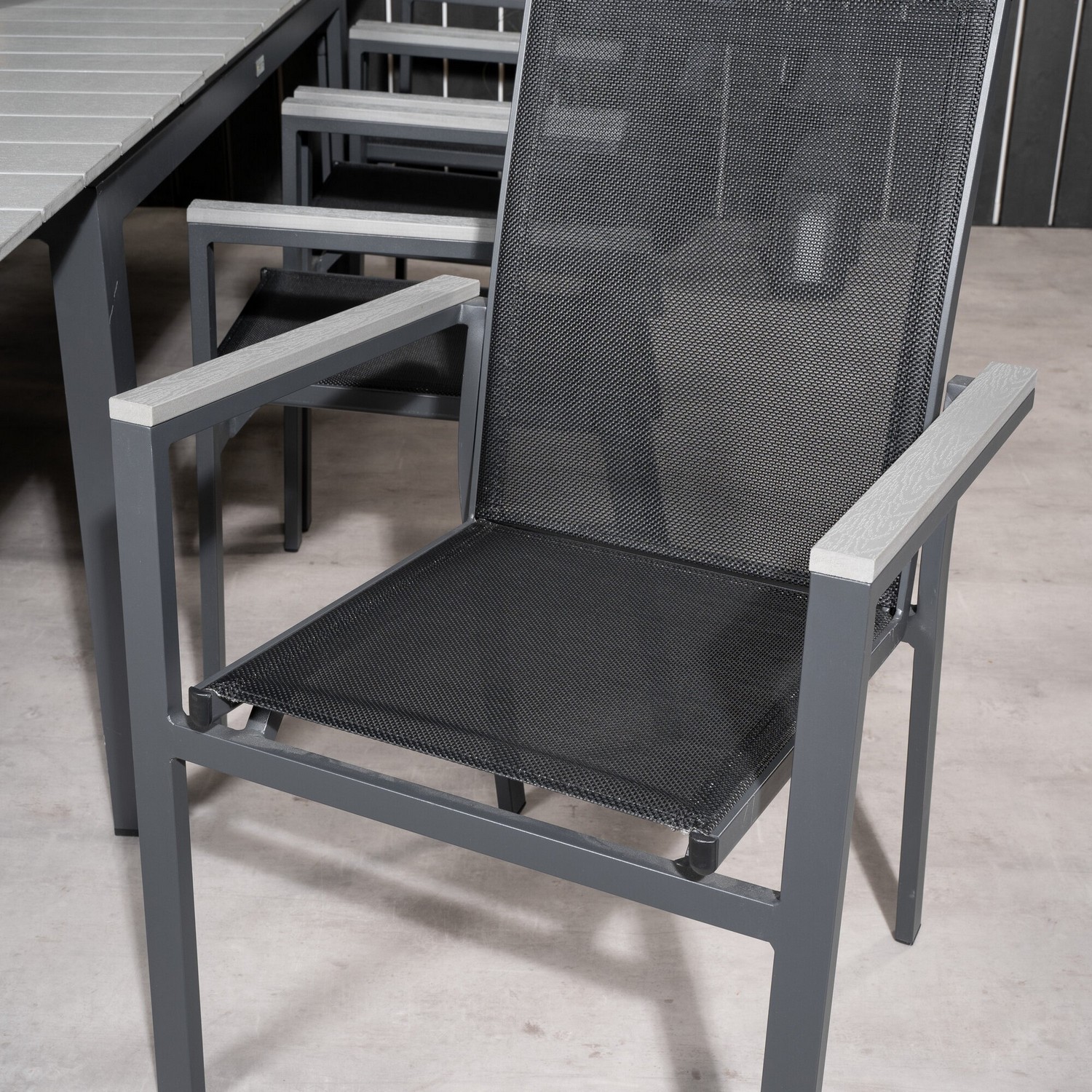 Levels bord160/240*90Svart Alu/Grå+Parma stolSvartalu/Svart8 Grå Bord med Svarta Ben, Svart Stol med Svarta Ben