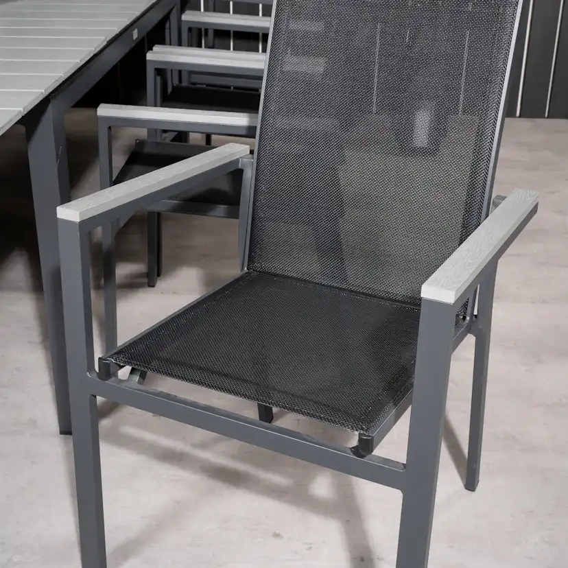 Levels bord160/240*90Svart Alu/Grå+Parma stolSvartalu/Svart8 Grå Bord med Svarta Ben, Svart Stol med Svarta Ben