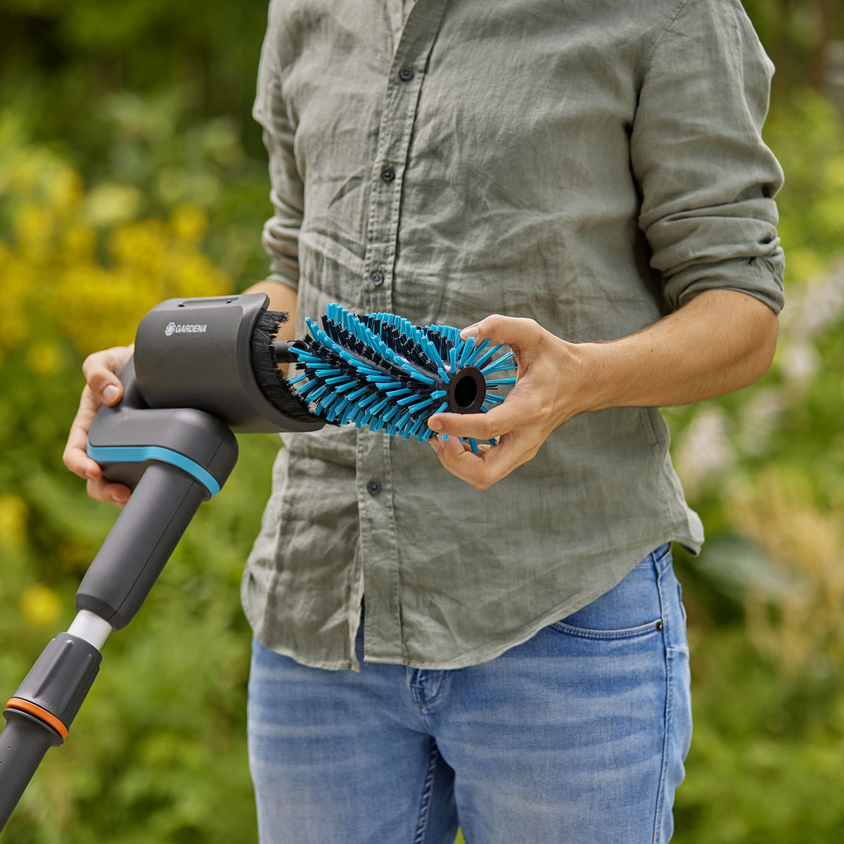 Altantvättset Gardena Batteridriven AquaBrush inkl. Batteri & Laddare