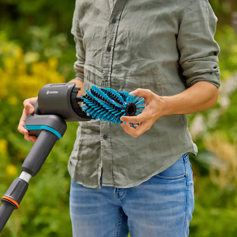 Altantvättset Gardena Batteridriven AquaBrush inkl. Batteri & Laddare