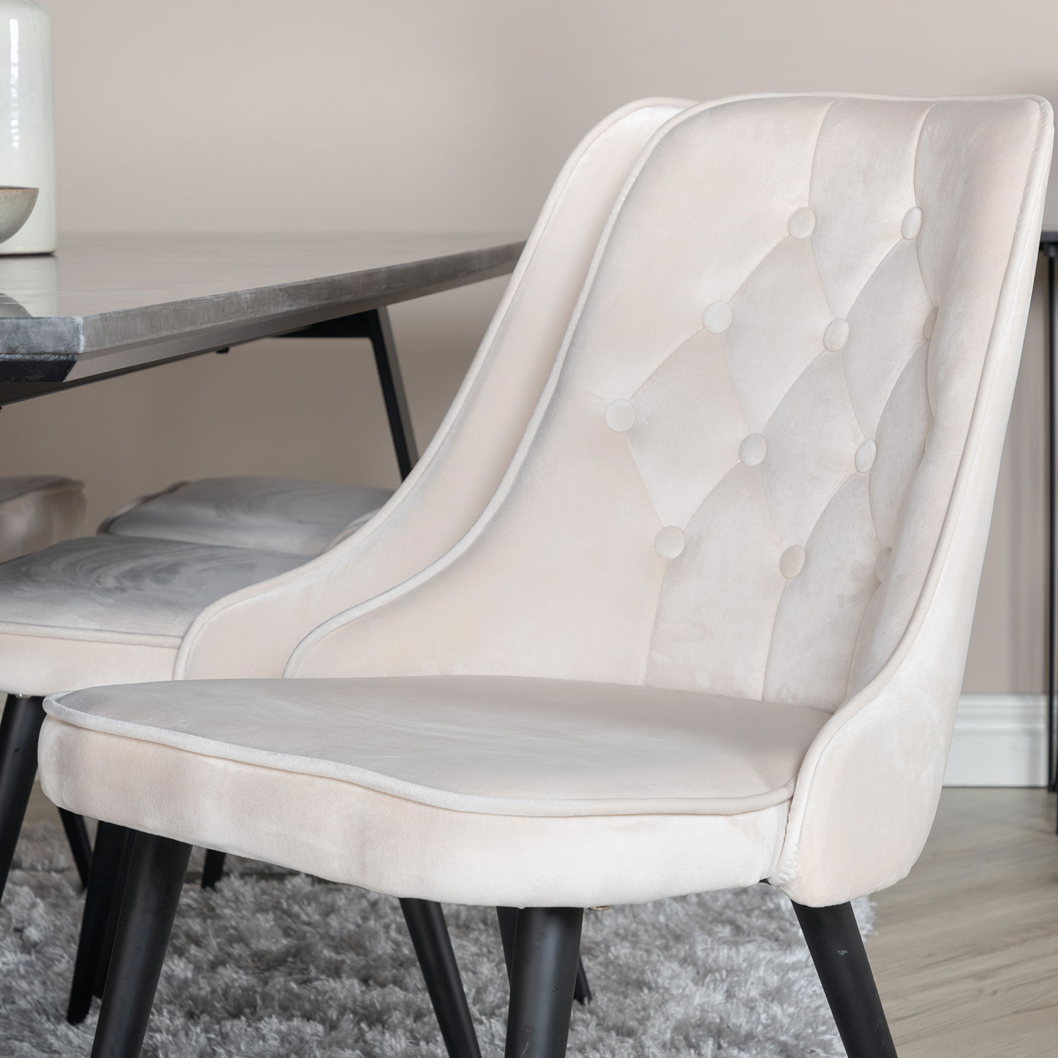 Matgrupp Venture Home Estelle med 6 Velvet Deluxe stolar