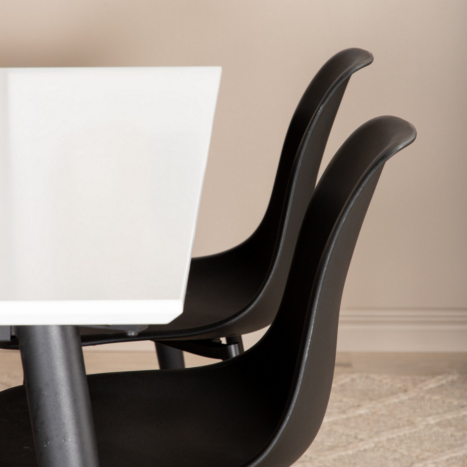 Matgrupp Venture Home Jolie med 4 Pobbie Stolar Järn