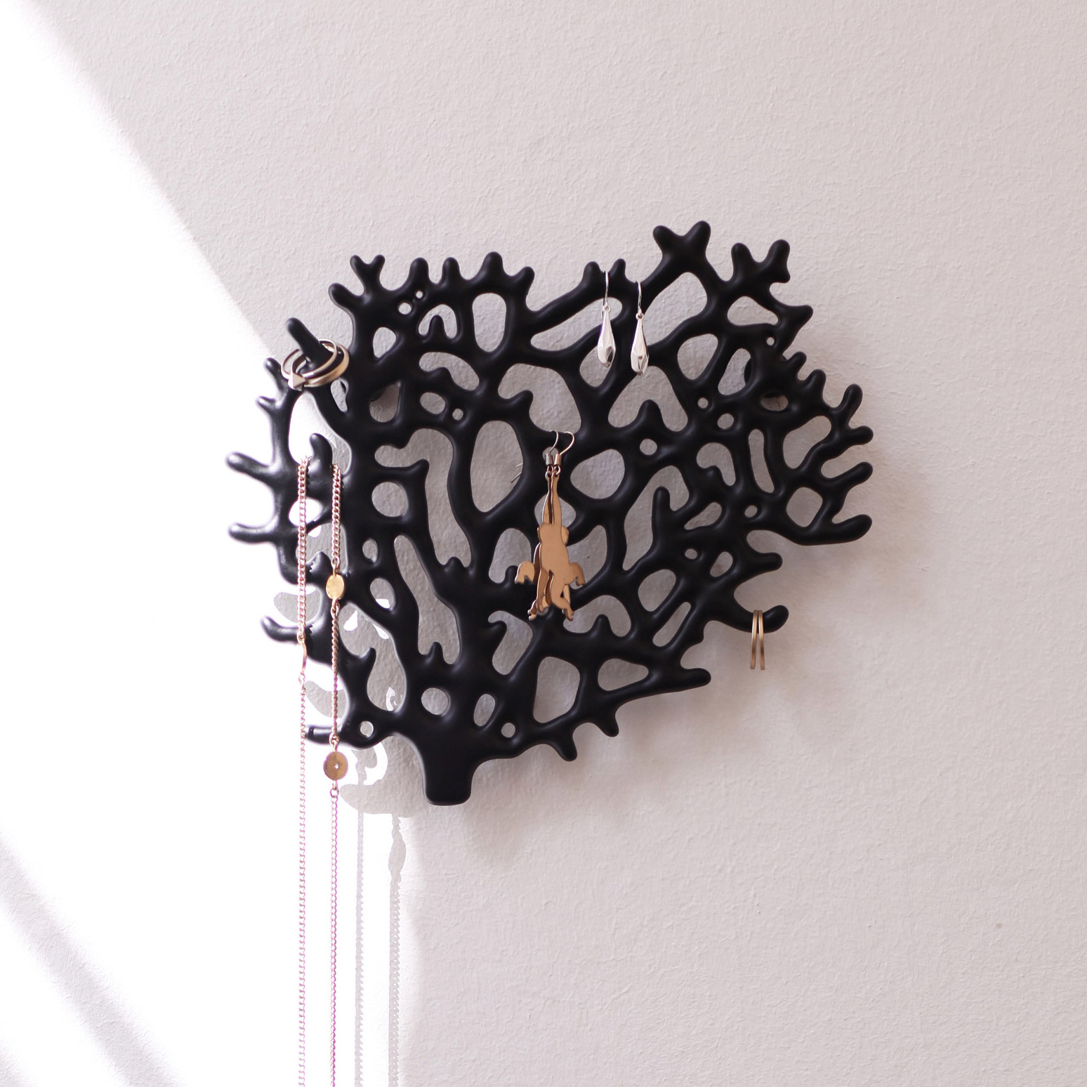 Coral Jewelry Holder Matt svart. 22x18,5x2,5 cm. Gjuten zink Färg: Matt Svart