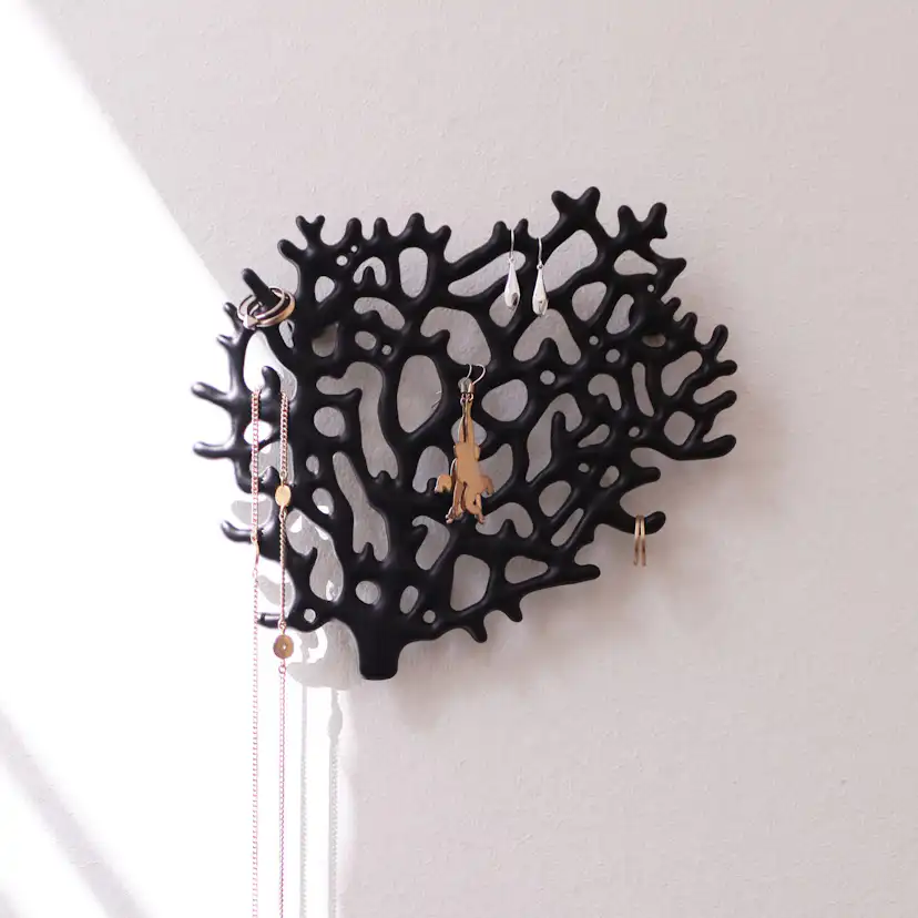 Coral Jewelry Holder Matt svart. 22x18,5x2,5 cm. Gjuten zink Färg: Matt Svart