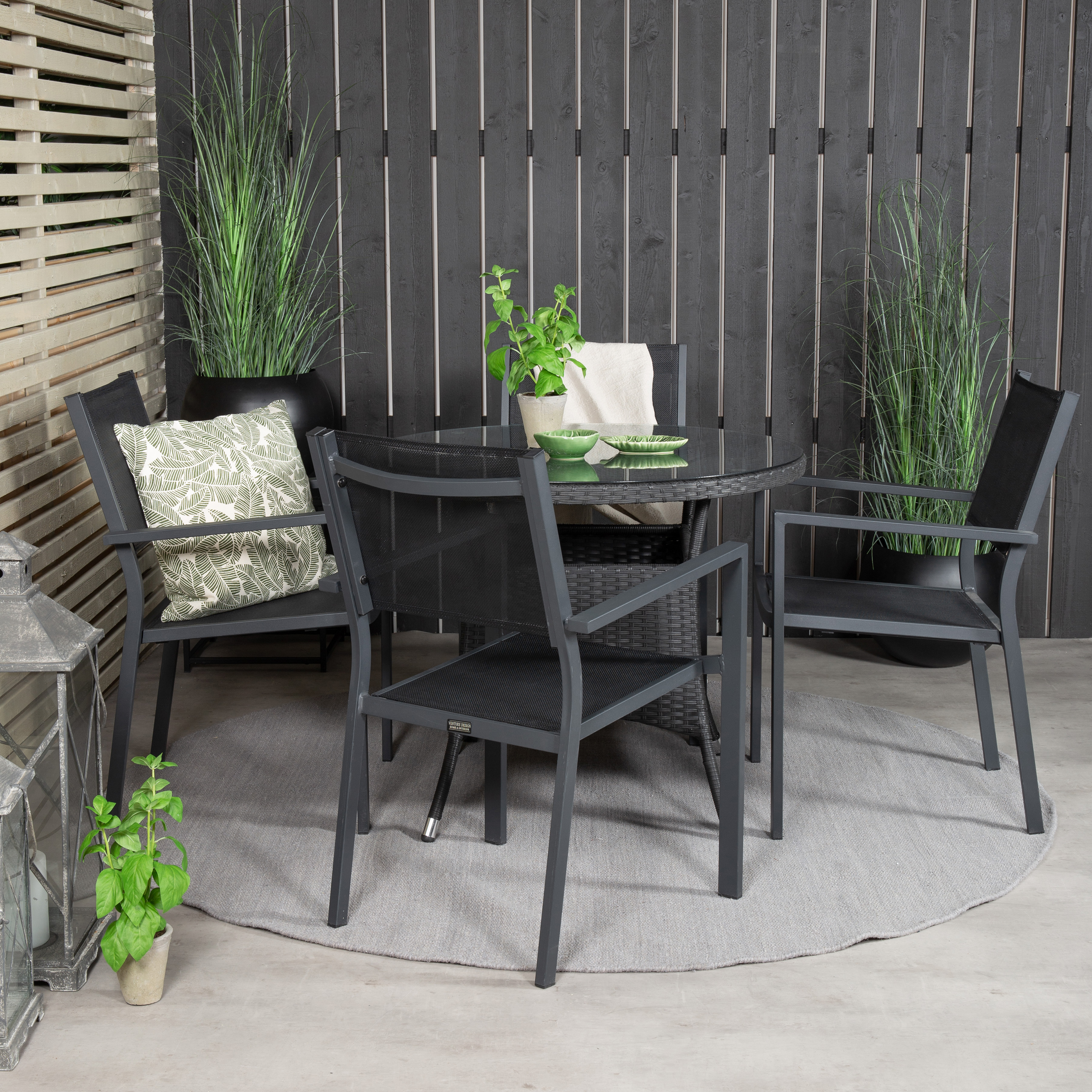 Volta bord-Svart-ø90+Copacabana stol-Svart Alu/Svart Textil4 Svart Bord, Svart Stol