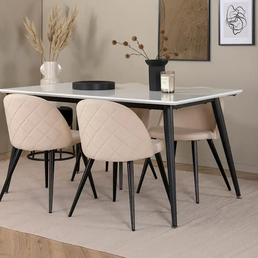 Matgrupp Venture Home Jolie med 4 Valentina Stitcthes Stolar Sammet