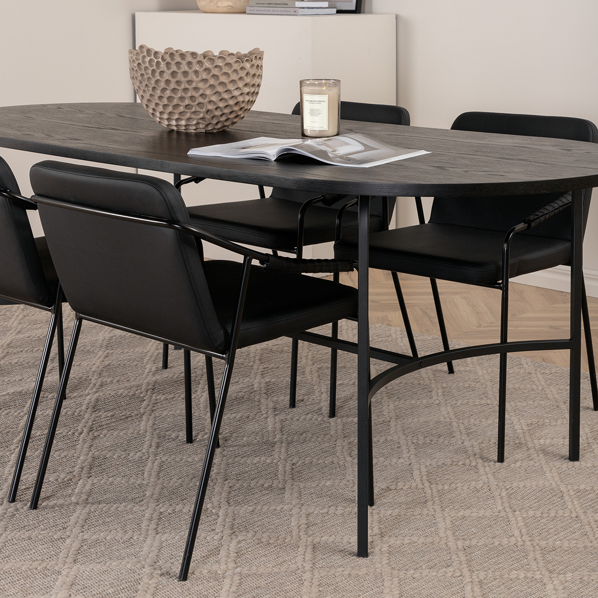 Matgrupp Venture Home San Francisco matbord och Tjärö matstol