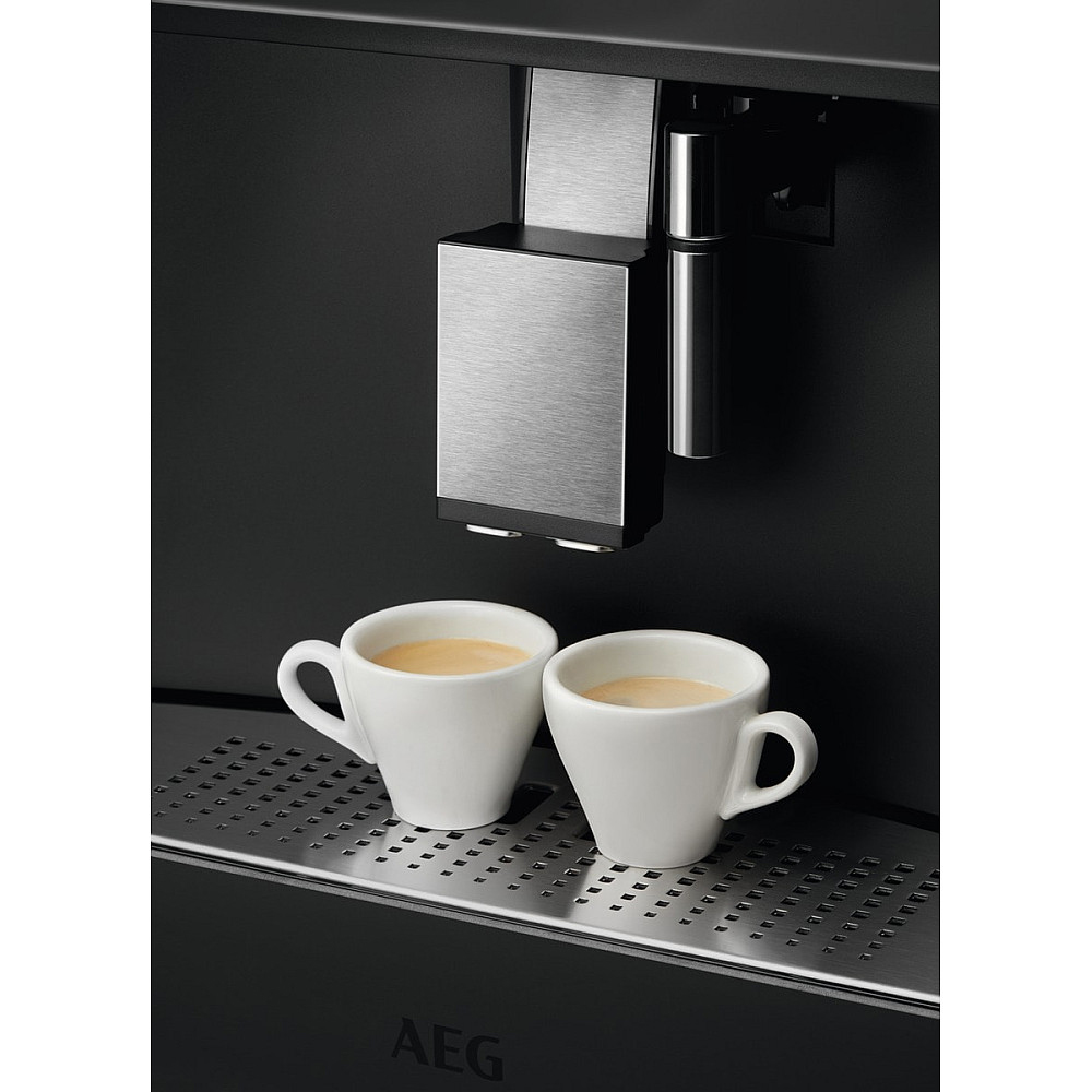 Inbyggnadsbar Kaffebryggare AEG KKB894500B med Mjölkkanna för Skum