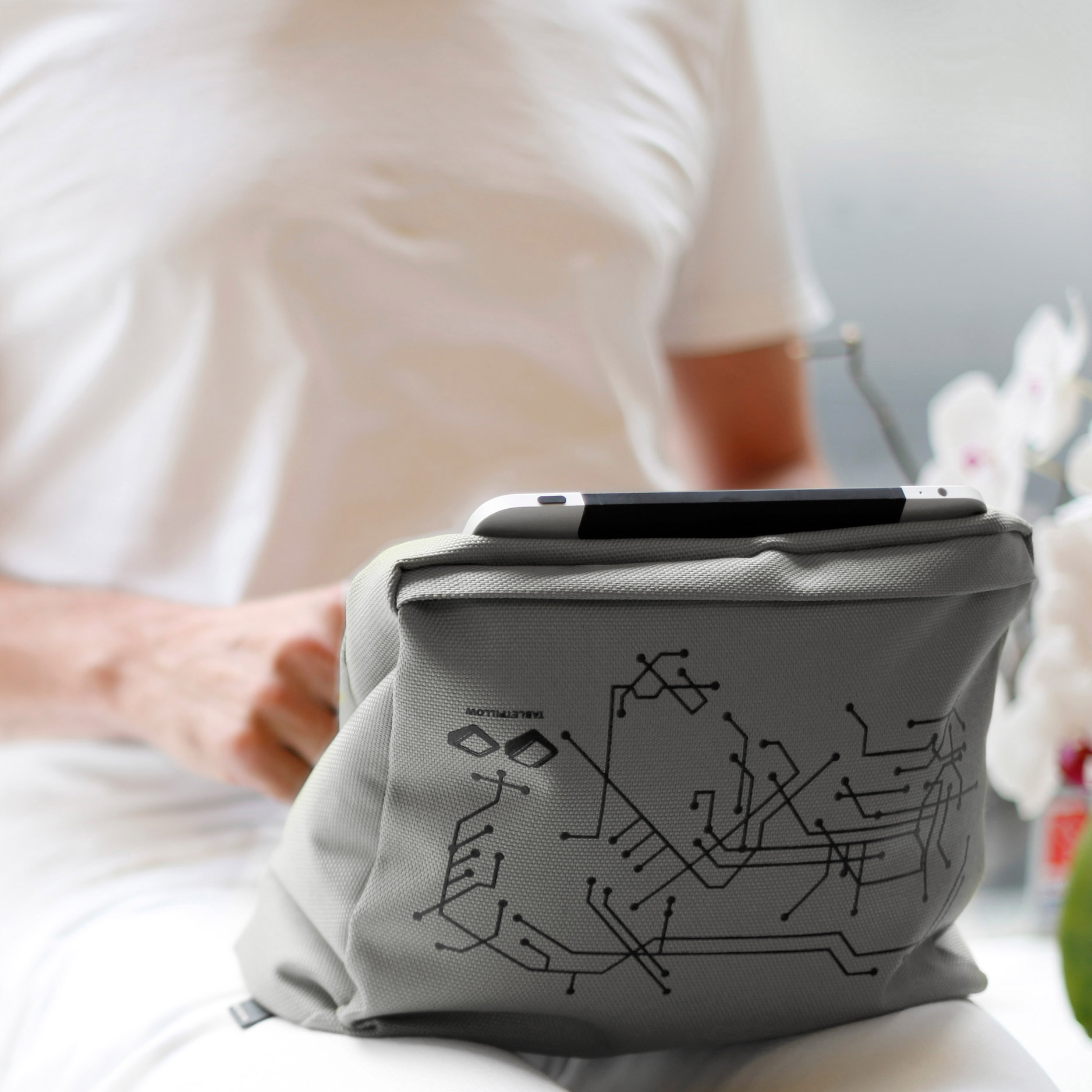 Tabletpillow HitechföriPad/tablet PC Silver/Svart27x9,5x22cm Färg: Silver/Svart