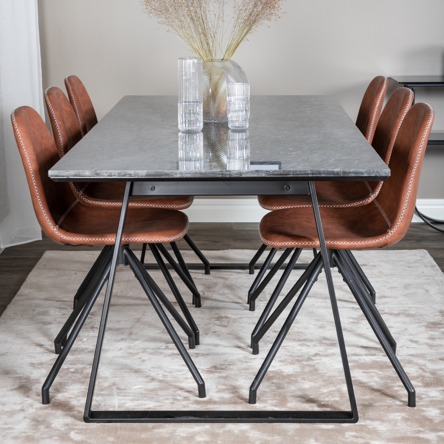 Matgrupp Venture Home Estelle med 6 Pobbie Stolar Konstläder