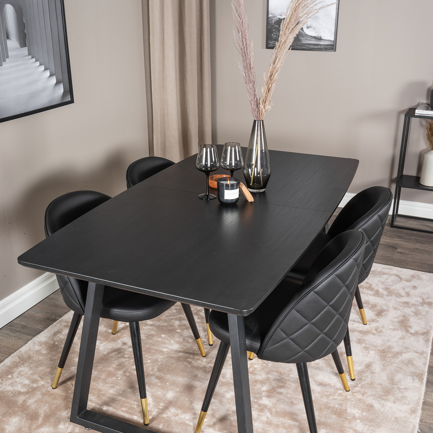 Matgrupp Venture Home Ina med 4 Valentina Stolar Konstläder