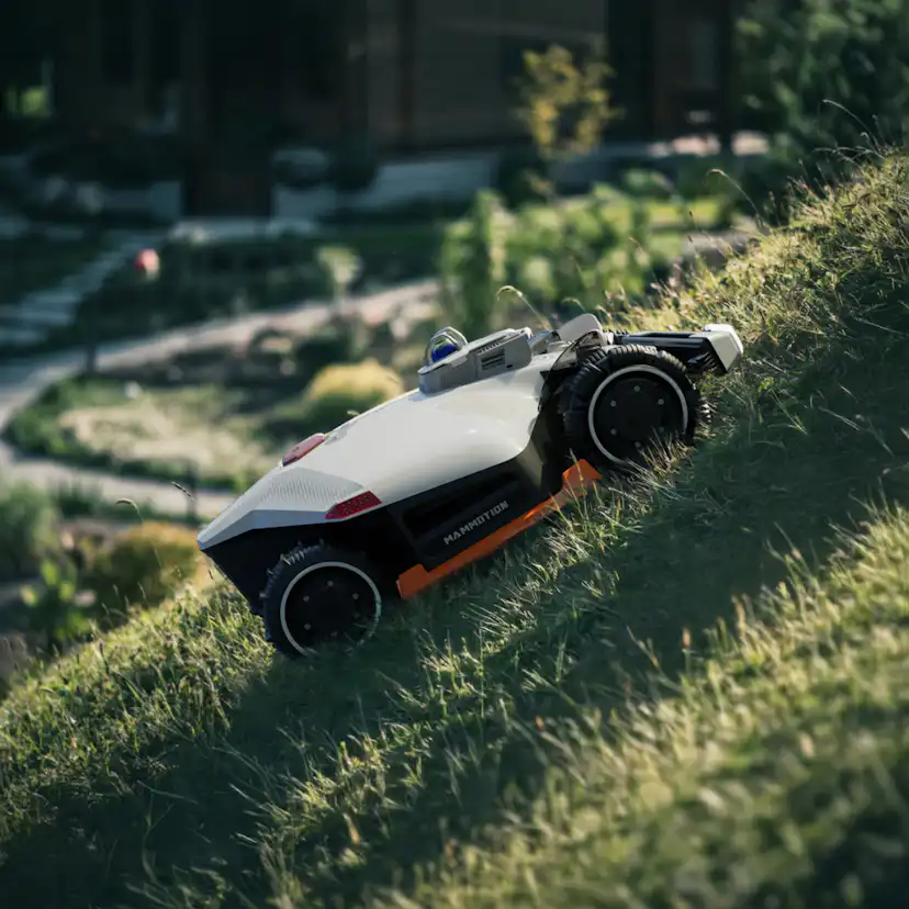 Pluspaket Robotgräsklippare Mammotion LUBA 3 AWD 1500 med Garage