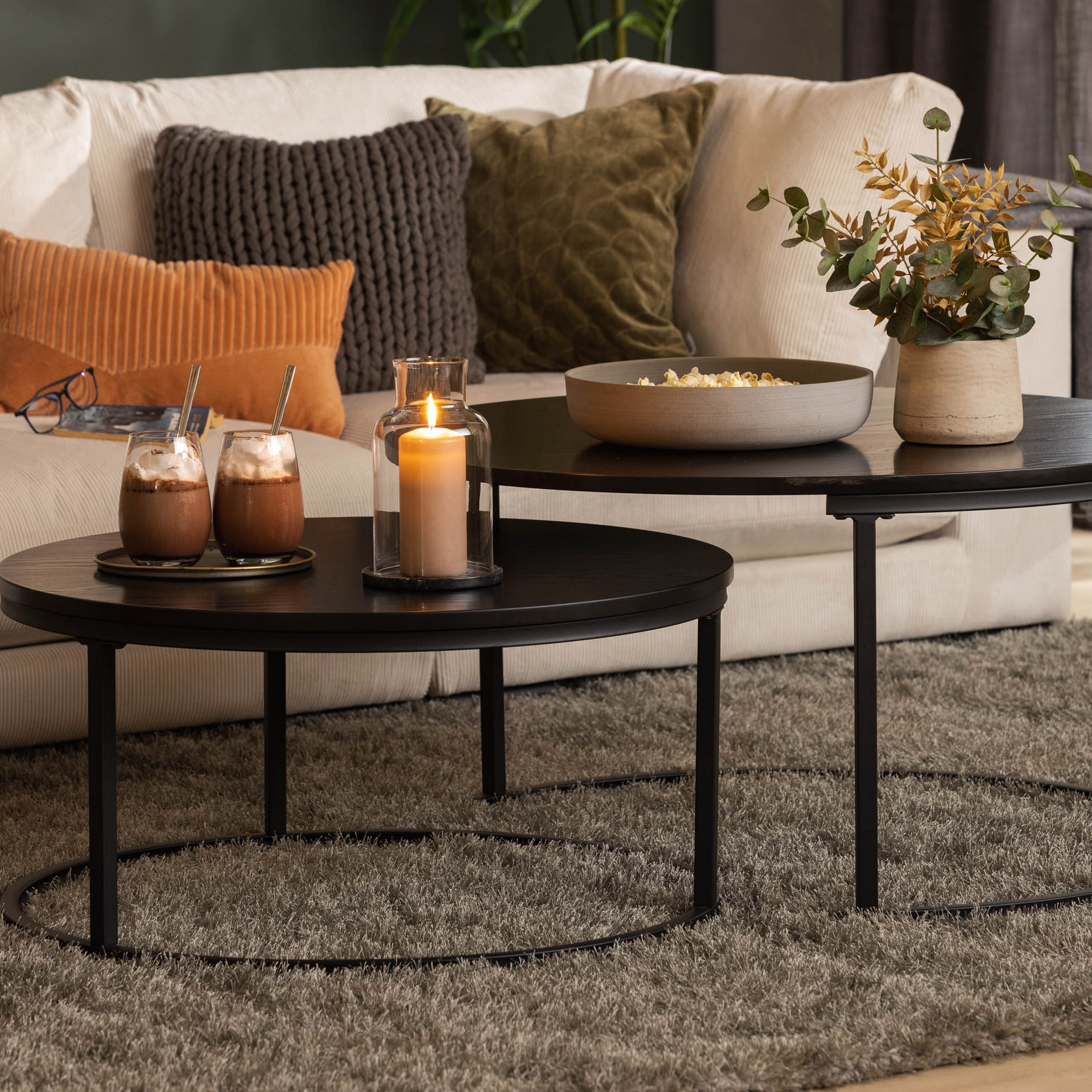 Satsbord In Living Thyra 2st Runda Bord