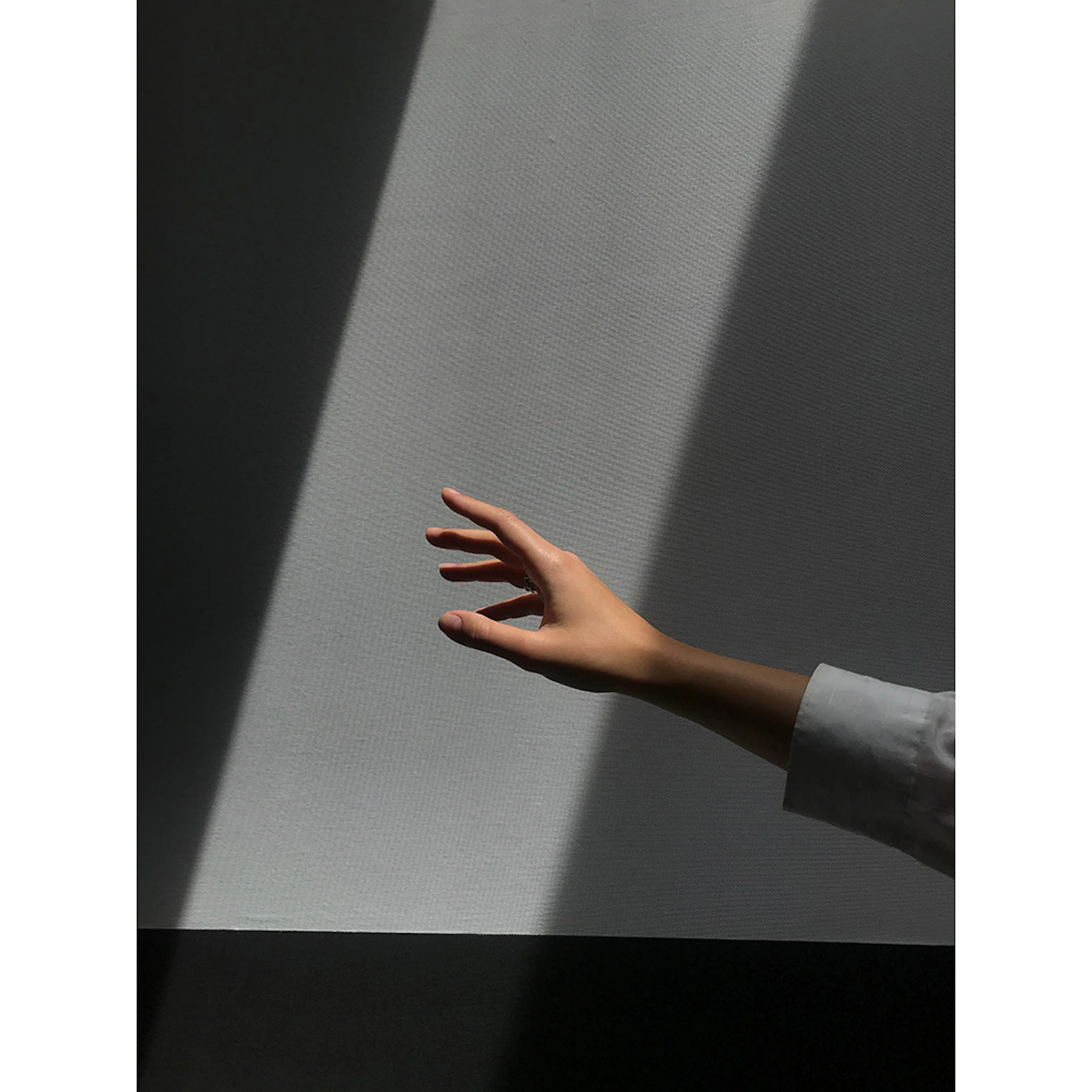 Posters Venture Home Reaching Hand Grå