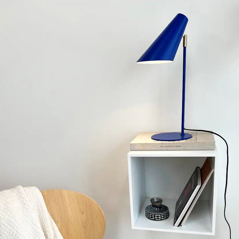 Bordslampa Dyberg Larsen Cale Mörkblå
