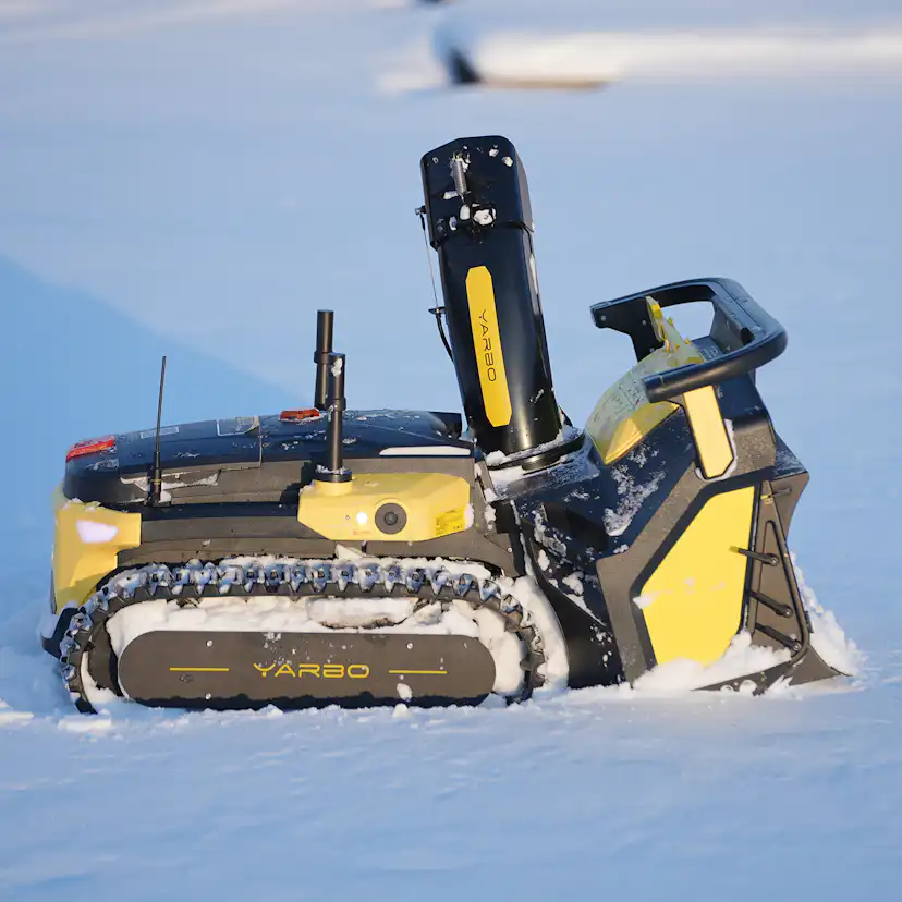Robot Yarbo Core med Snöslungemodul