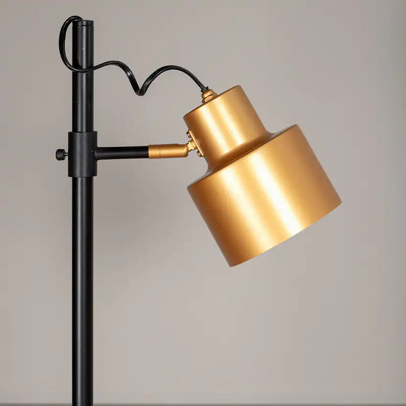 Vifta är en nätt och stilren golvlampa från Venture Home med 1 ljuskälla. Lampan kräver enklare montering.